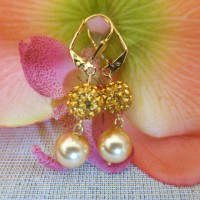 Mirdzošie pērļu auskari